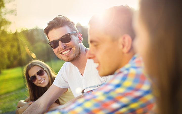 Freunde beim Picknick