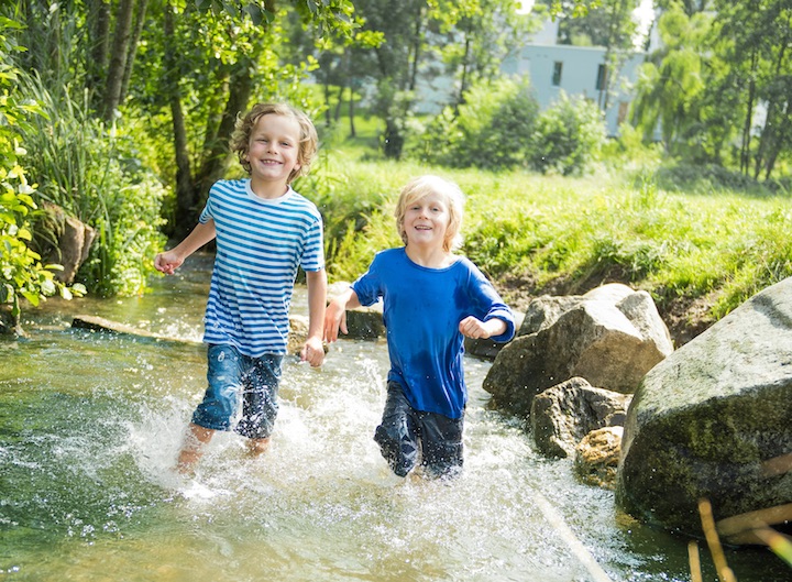 Zwei Jungs im Wasser