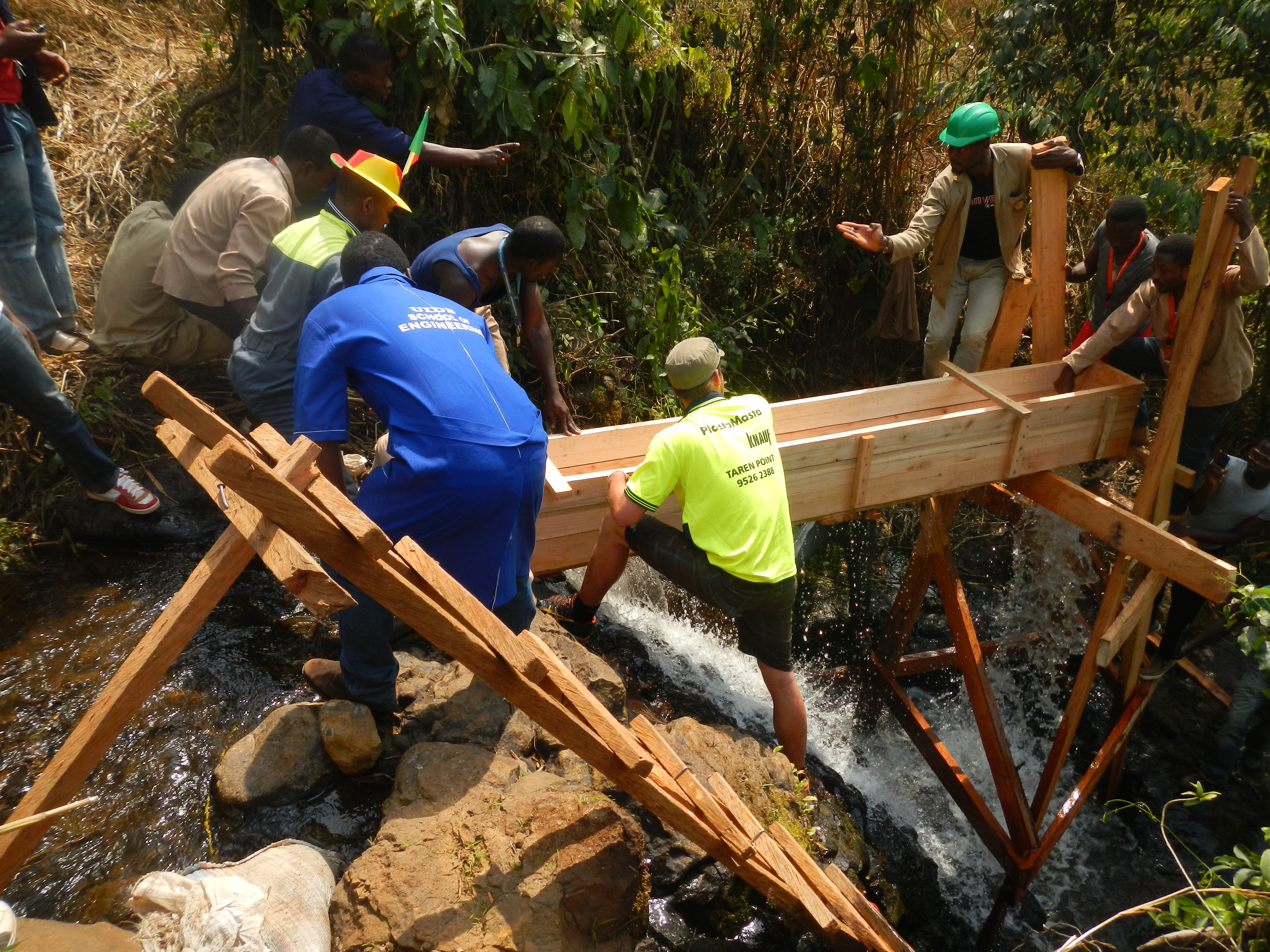 Bau eines Kleinstwasserweks in Afrika