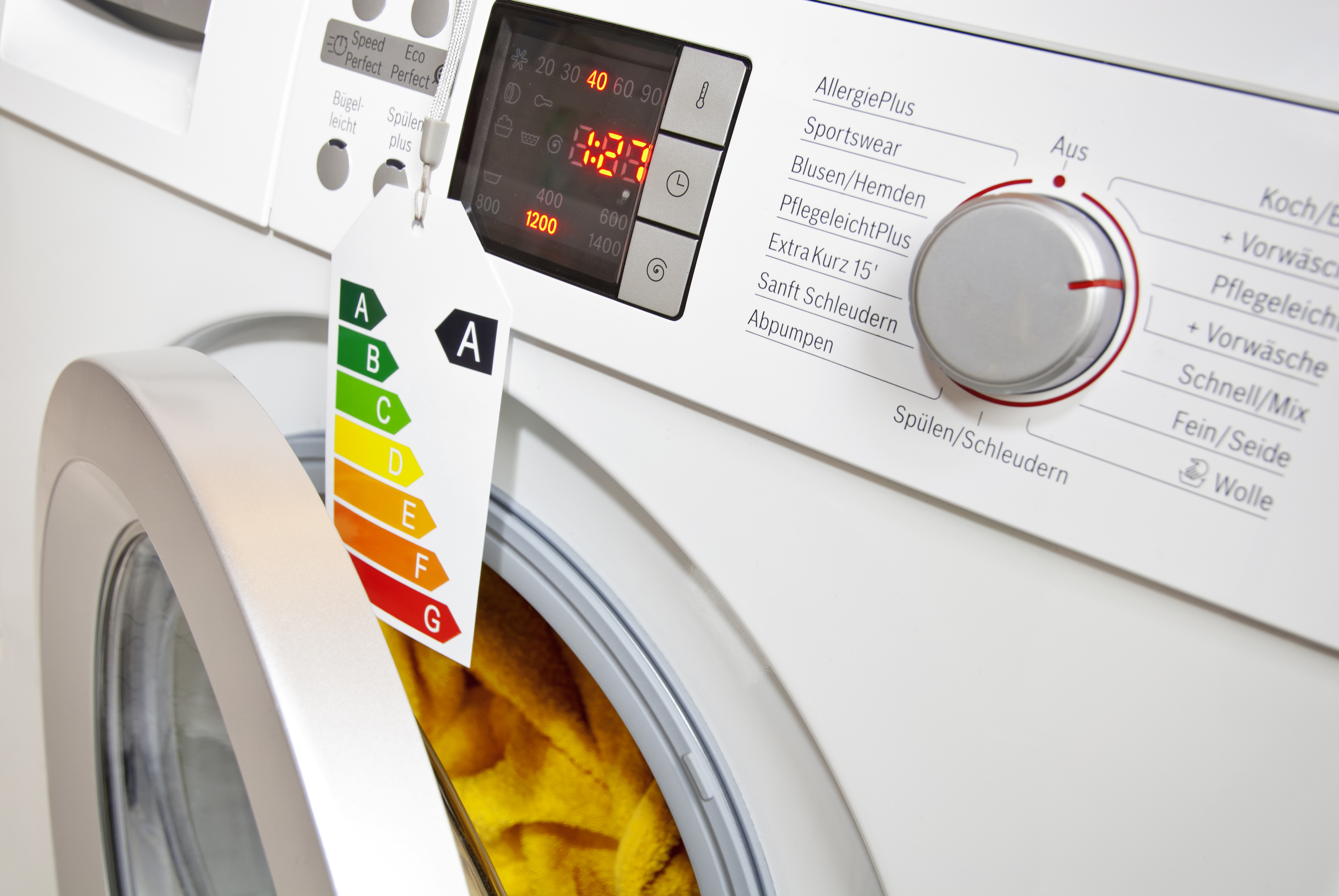 Moderne Waschmaschine mit Ökolabel, das die Effizienzklasse A zeigt.