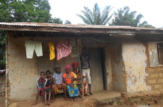 Familie in afrikanischem Projektdorf