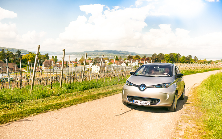 E-Auto fährt durch Weinberge