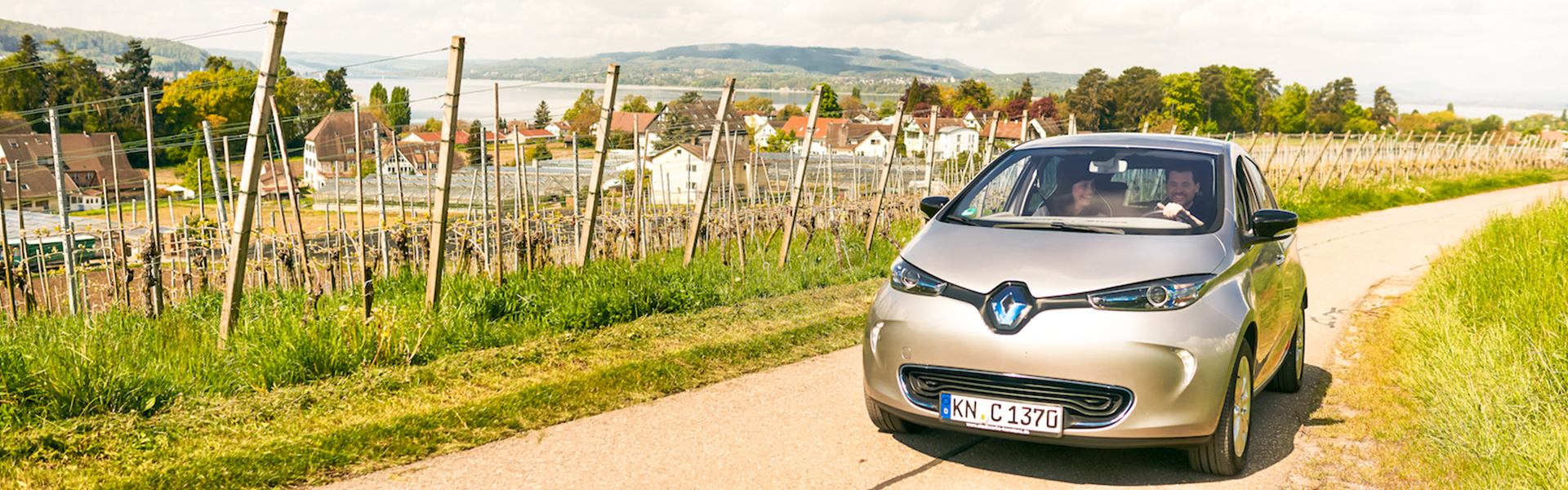 Fahrt mit dem E-Auto durch Weinberge