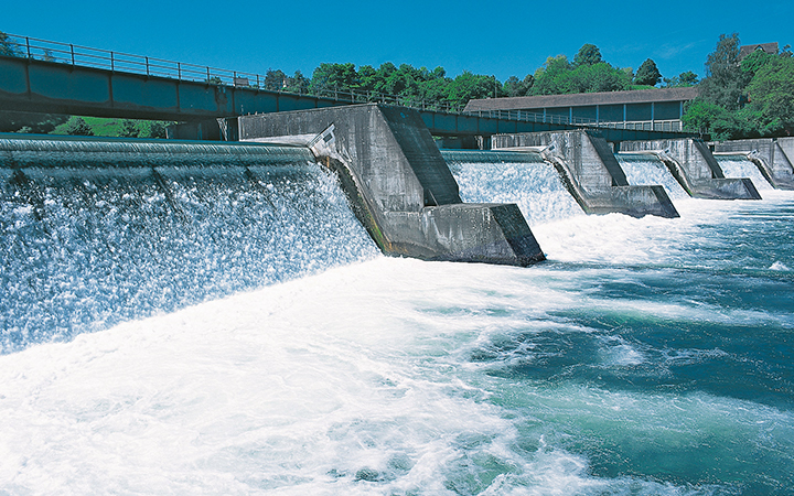 Stauwehr eines Laufwasserkraftwerks
