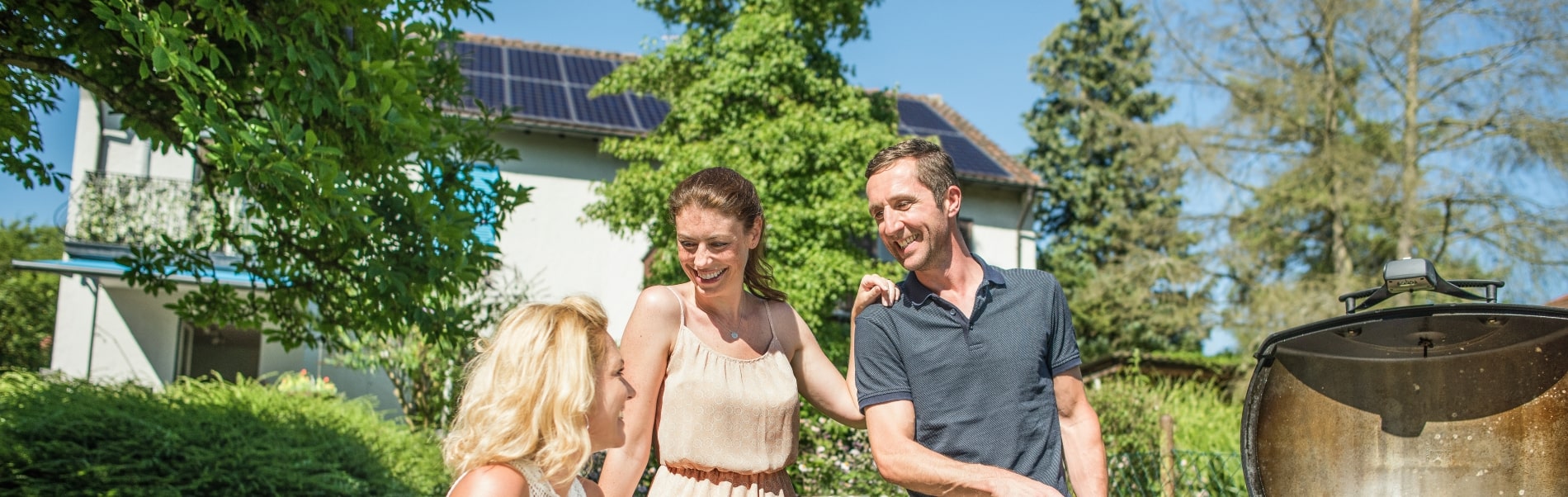 PV-Anlage auf dem Dach und Freunde beim Grillen