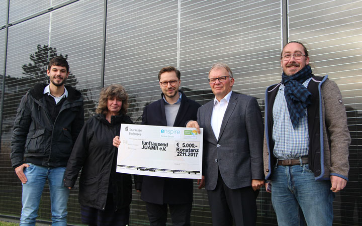 Übergabe Scheck in Höhe von 5000 Euro an Enspire Award Gewinner 2017
