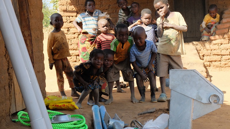 Spielende Kinder vor einer Hütte in Afrika