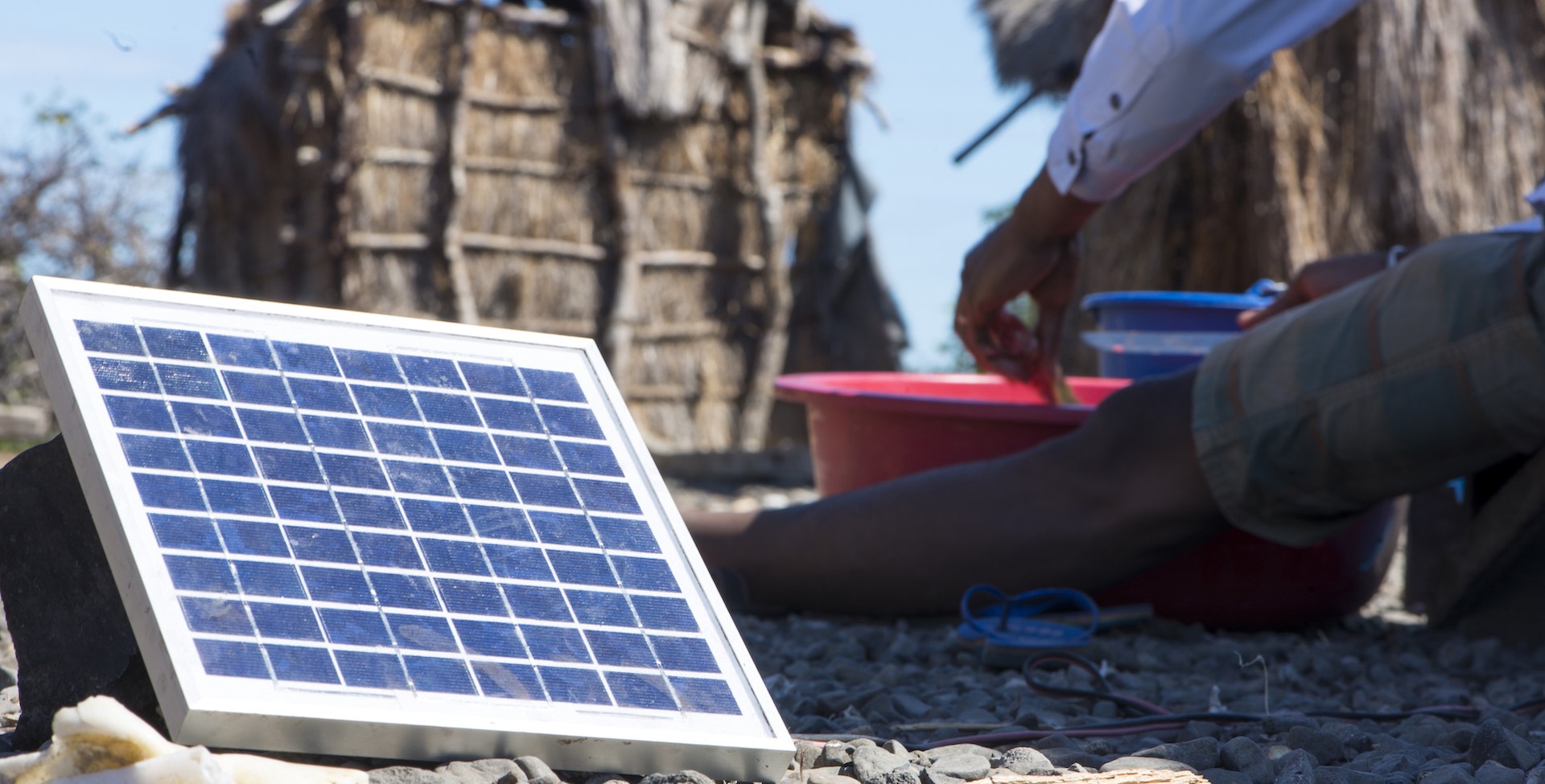 Solarmodul in afrikanischem Dorf
