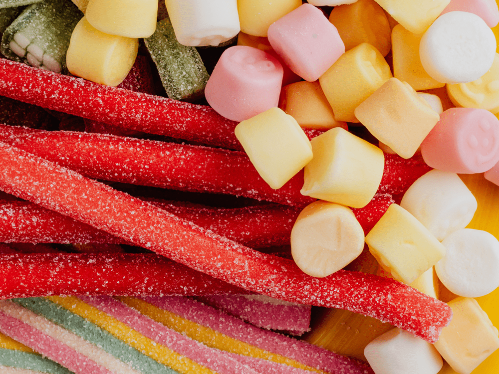 Bunte Gummibärchen liegen auf Teller