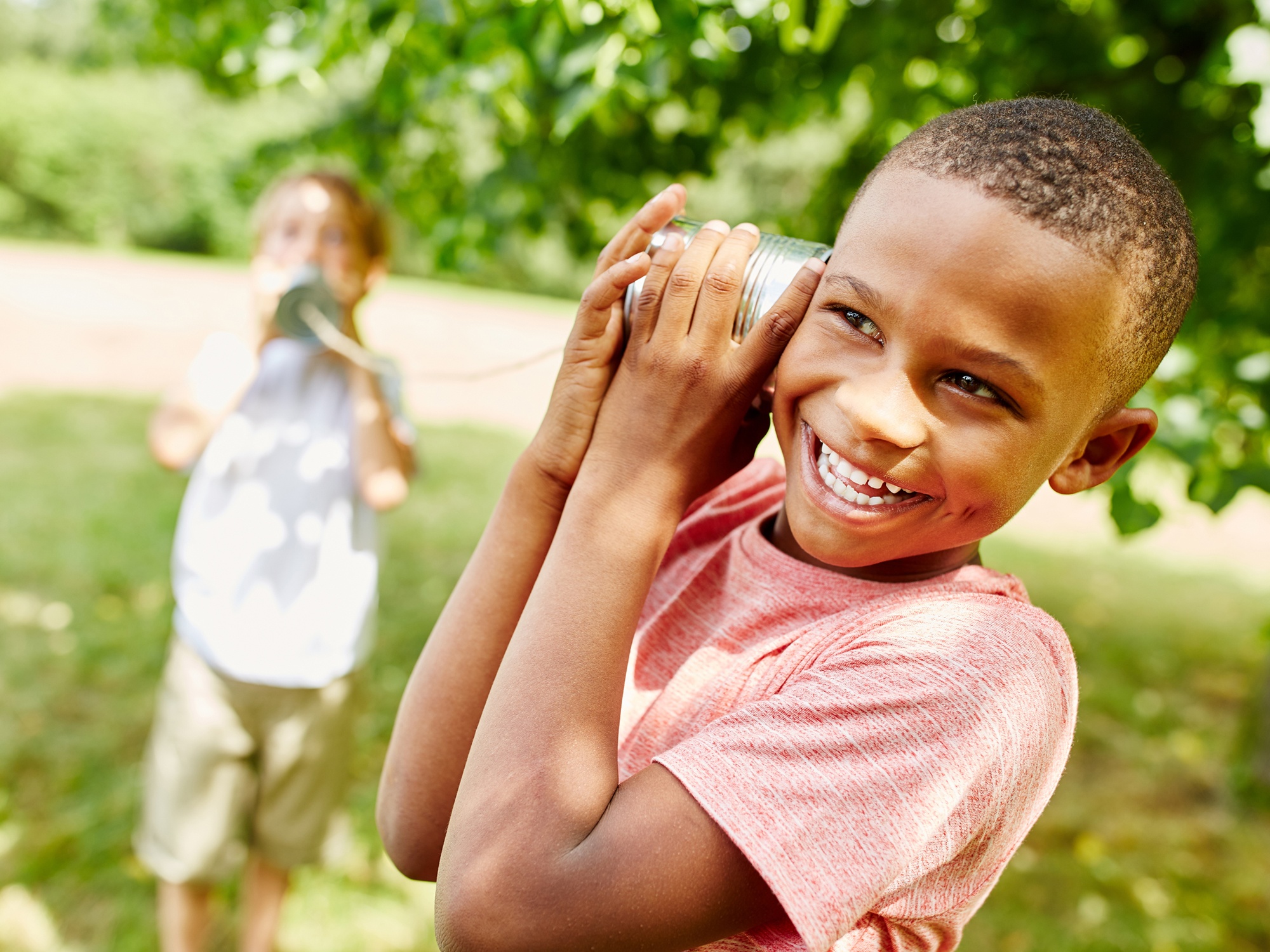 Zwei Jungs spielen mit Dosentelefon