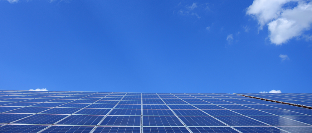 Solaranlage produziert unter blauem Himmel Strom