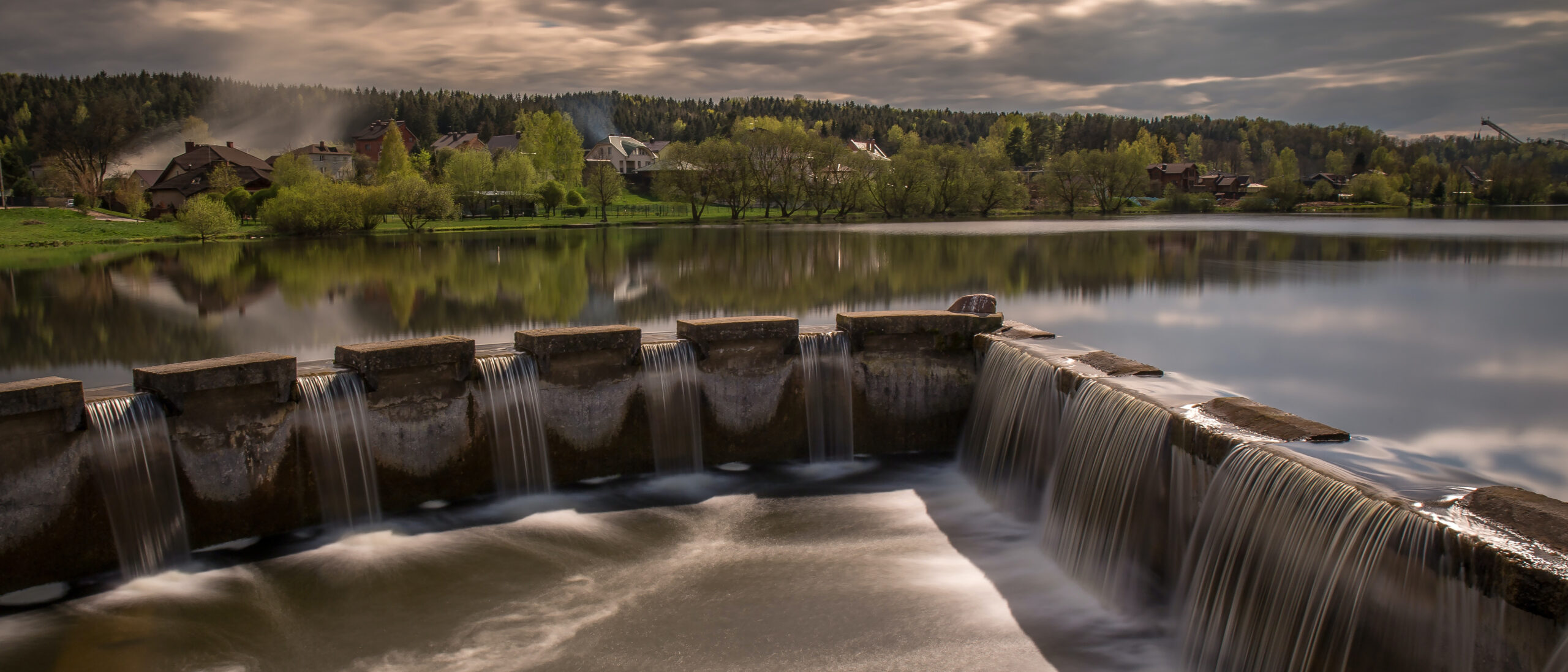 Wasserkraftwerk in Landschaft