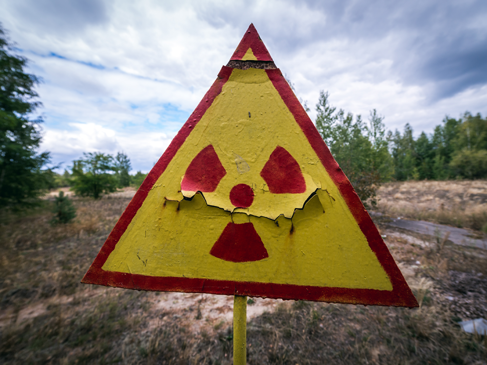 Warnschild Atomenergie in der Nähe von Tschernobyl
