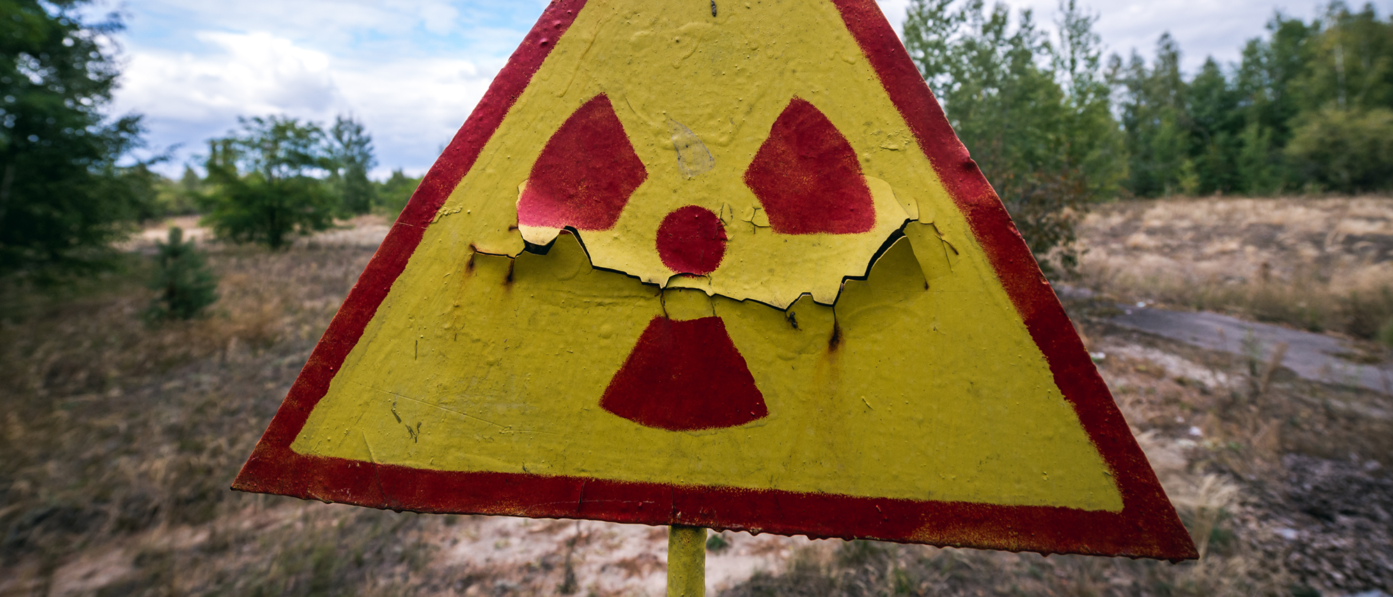 Warnschild Atomenergie in der Nähe von Tschernobyl